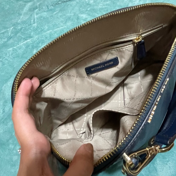 Professional and chic Michael Kors purse 👜💕 - Picture 3 of 4